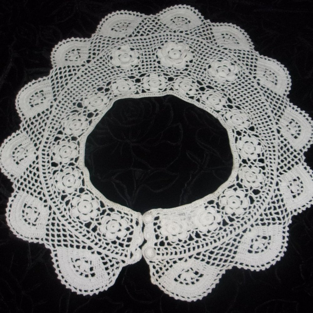 A NICE WHITE CROCHETED COLLAR